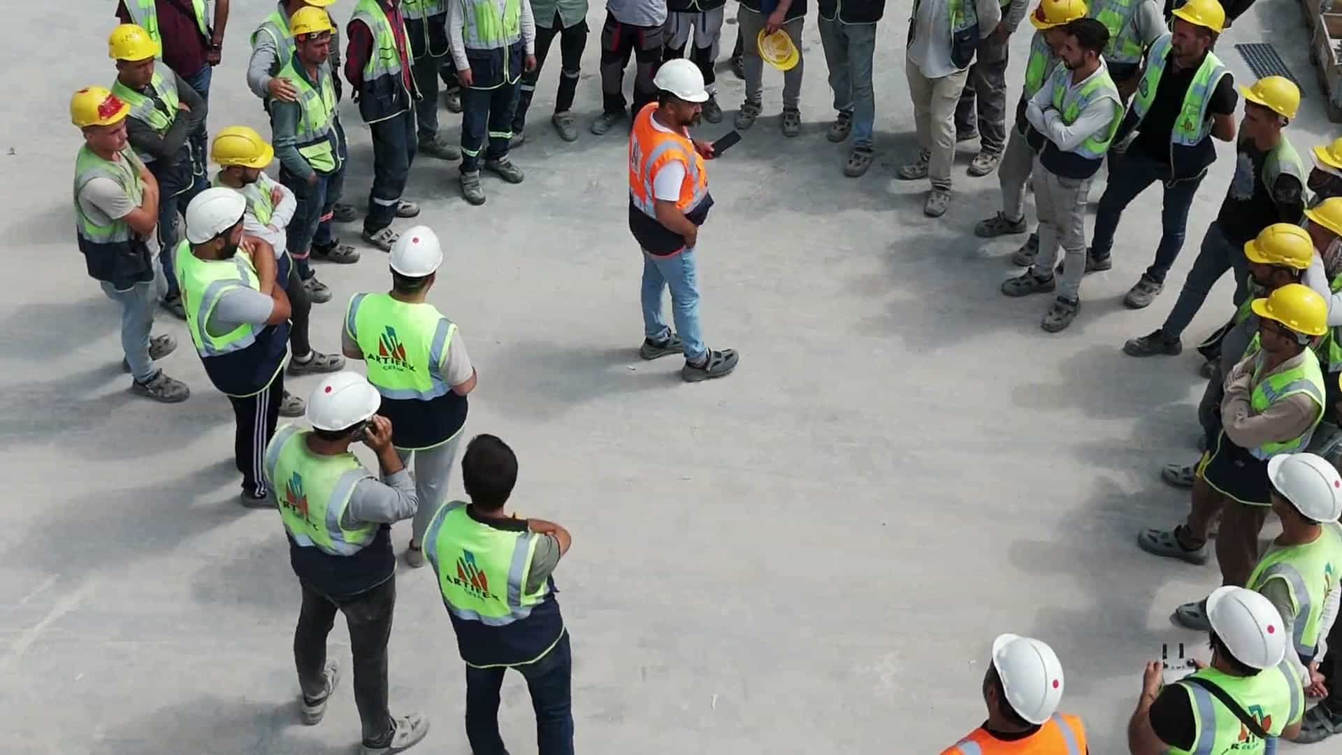 Artifex Çelik racking installation: team briefing, ASRS racking blocks, frames lifted by crane and racking aisles