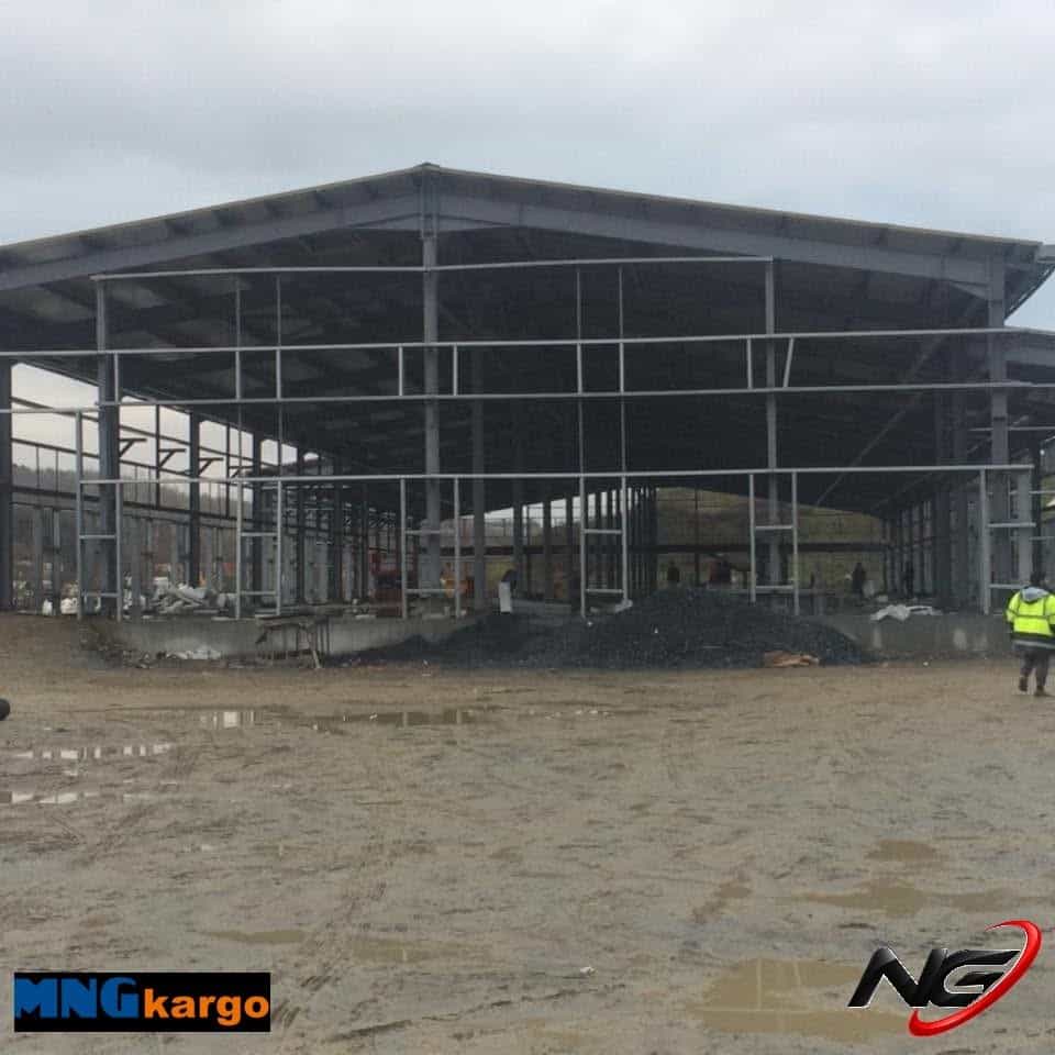 Steel structure of the MNG Kargo warehouse during erection