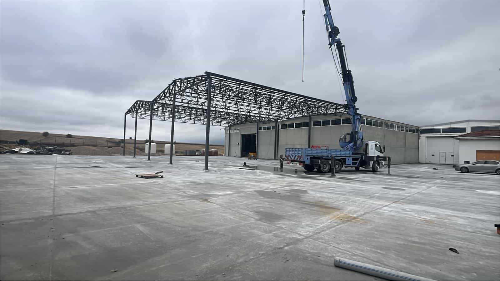Steel roof frame being erected with a mobile crane