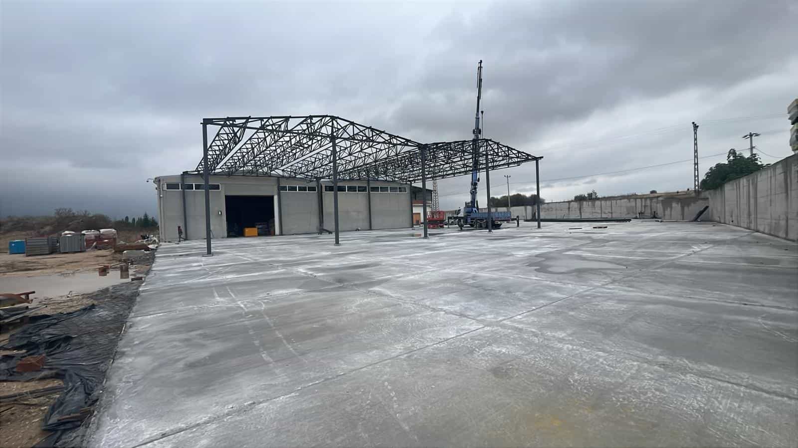 Stahldachkonstruktion in Montage mit Mobilkran im Ölwerk Oksello in Kütahya