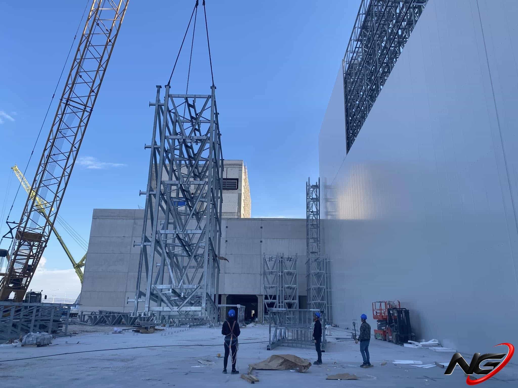 Steel tower element being lowered into place by crane at the Abalıoğlu milk powder plant in Niğde
