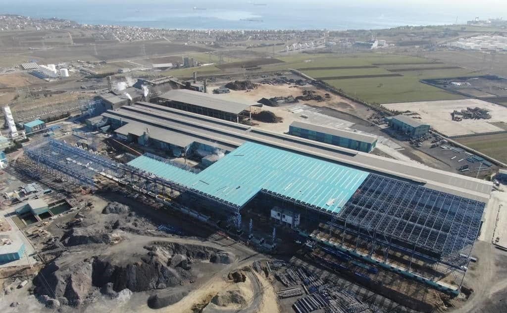 Aerial view of the roof and steel frame being clad with panels at the Kaptan Çelik plant in Tekirdağ