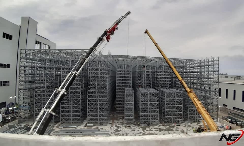 Racking blocks being erected with two mobile cranes