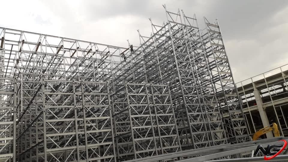 Seitenansicht des Regalsystems während der Montage