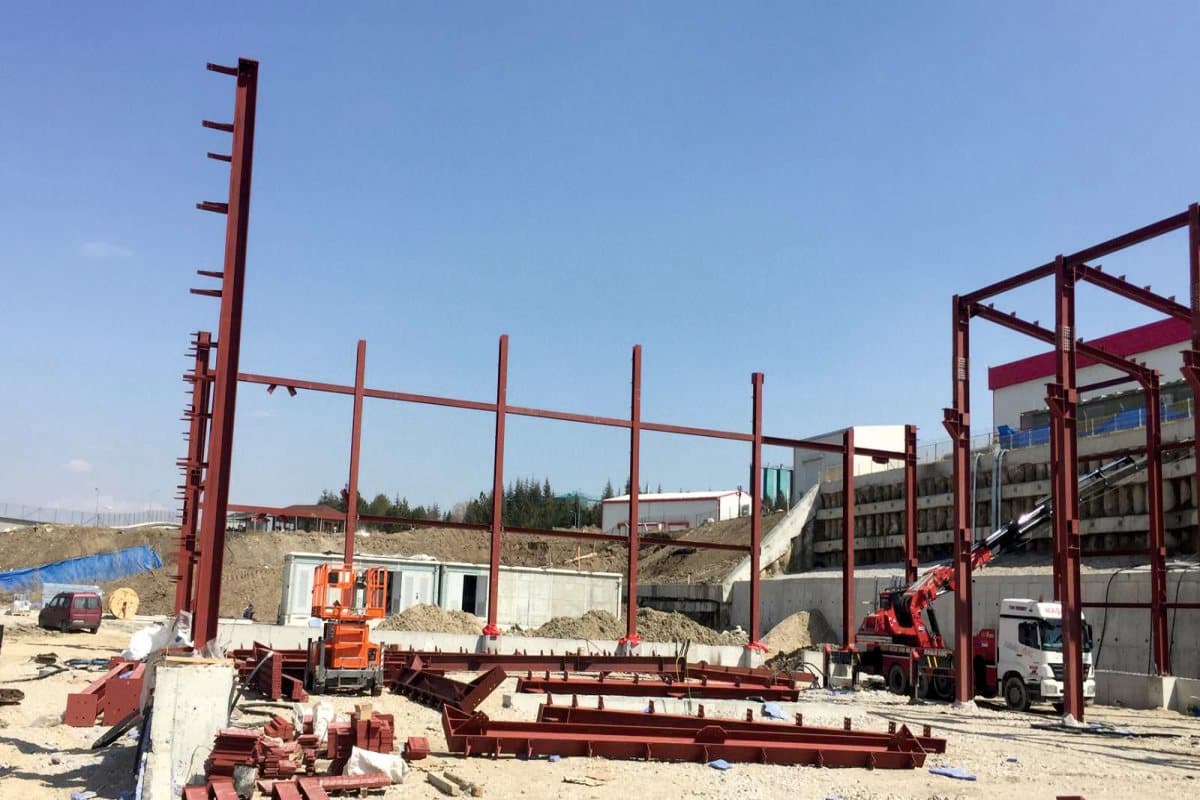 Steel structure with its first columns up and beams on site