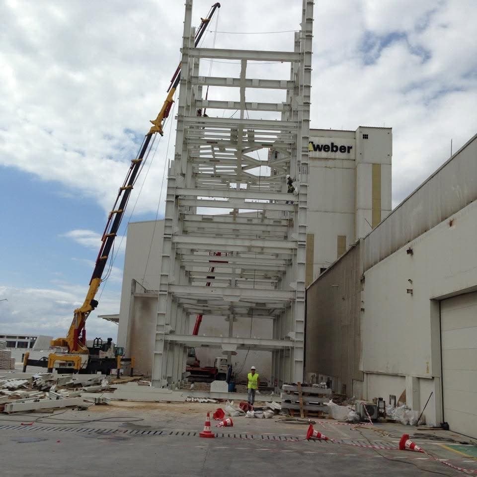 Steel silo support tower rising with a mobile crane at the Weber plant