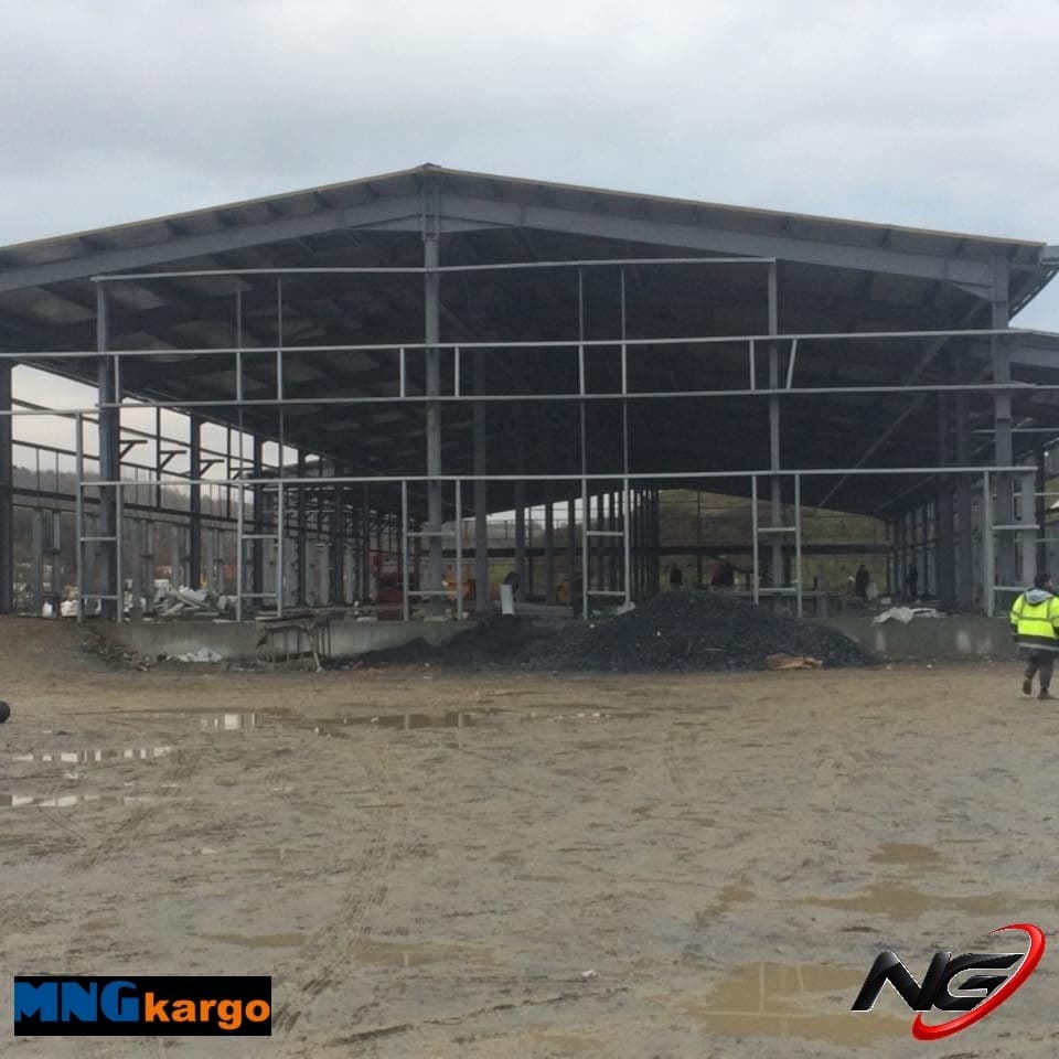 Steel structure of the MNG Kargo warehouse during erection
