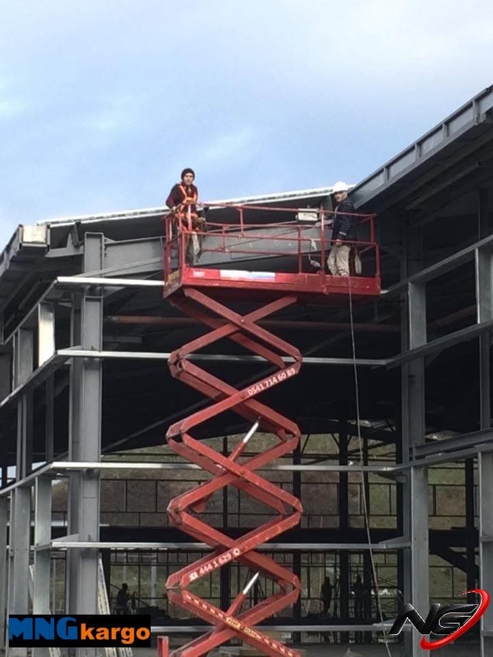 Erection at the top of the steel structure using a scissor lift