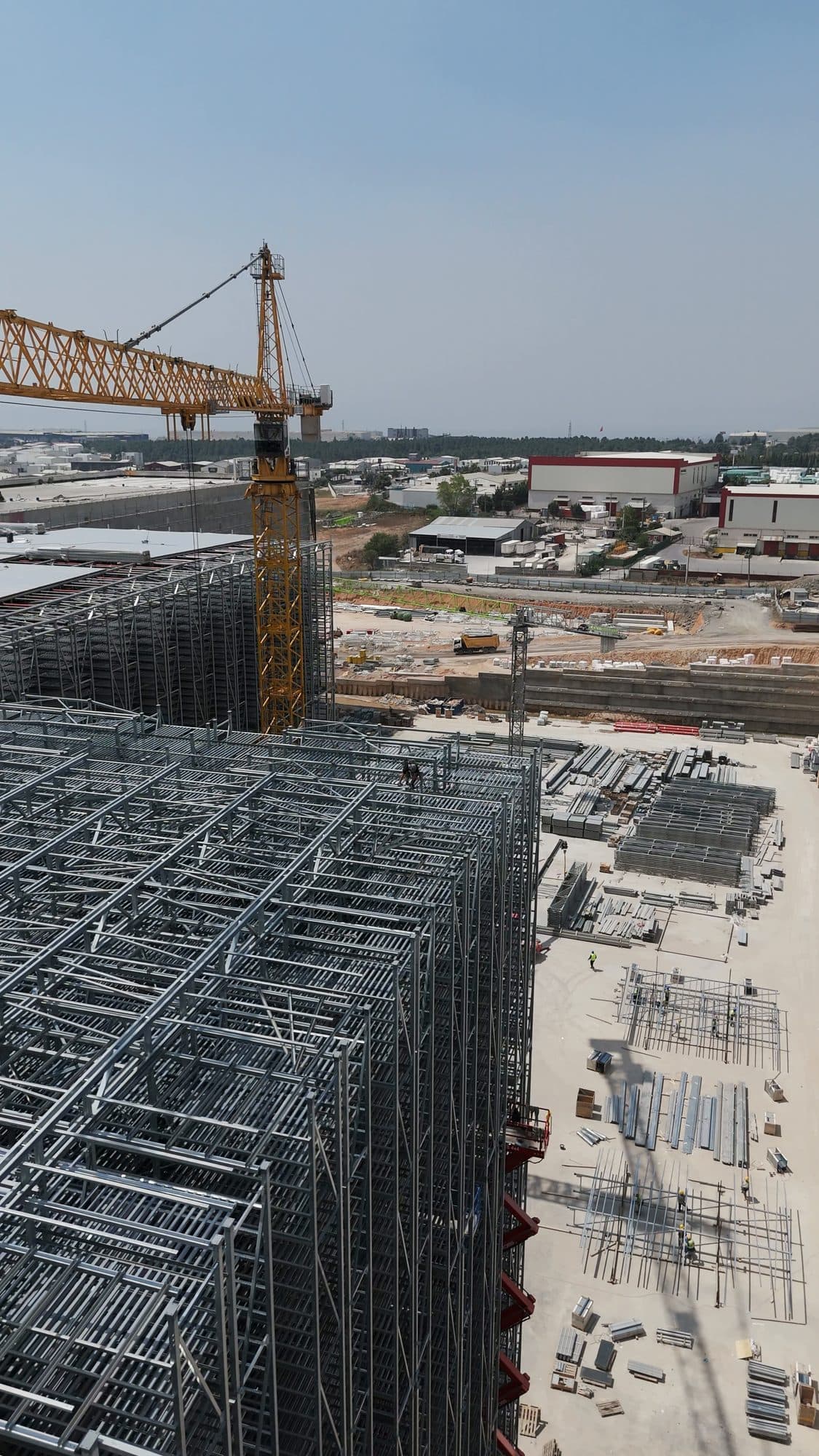 Regalblöcke in Montage mit Turmdrehkran und Baustelle