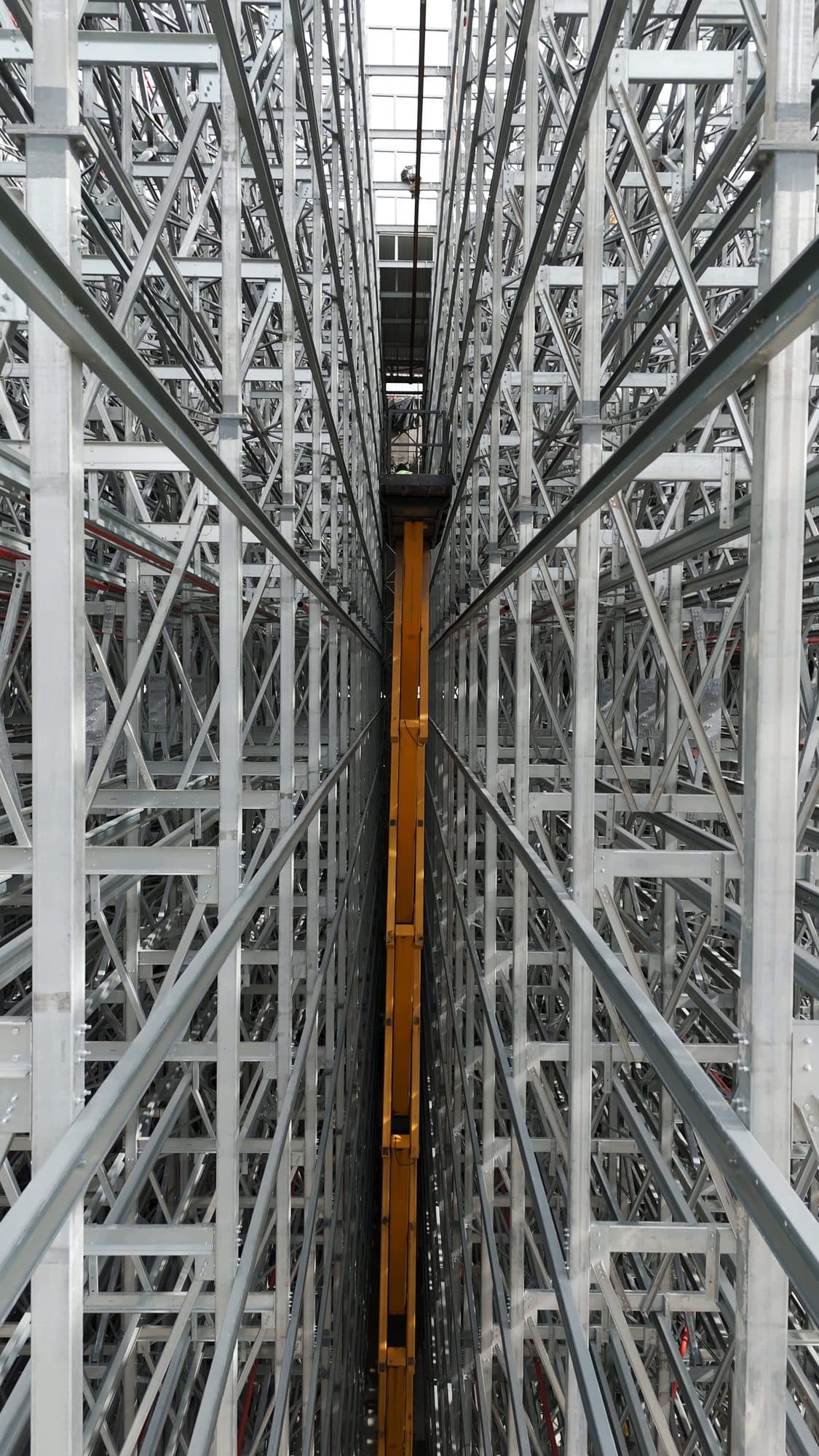 Regalgang eines automatischen Lagers, Blick nach oben