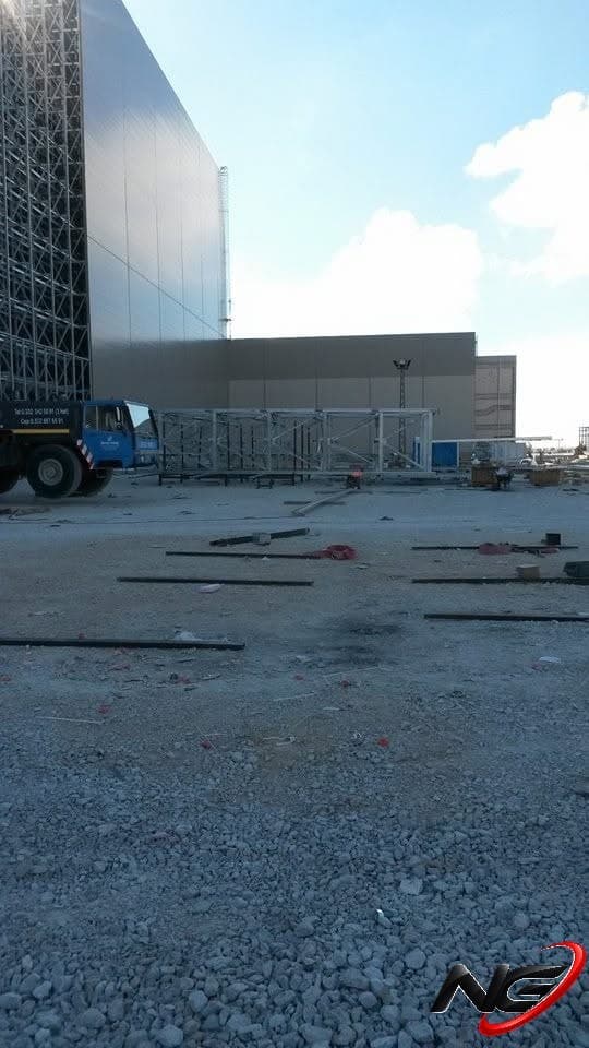 Hochregallager mit fertiger Fassadenverkleidung und Baustelle