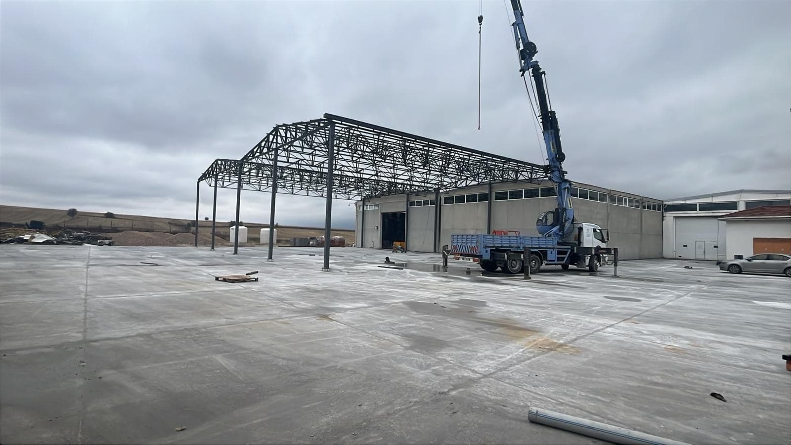 Steel roof frame being erected with a mobile crane