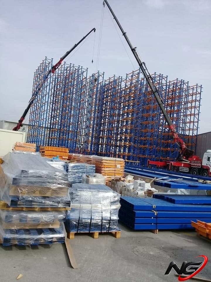 Vinçle montajı süren raf blokları ve sahadaki malzemeler