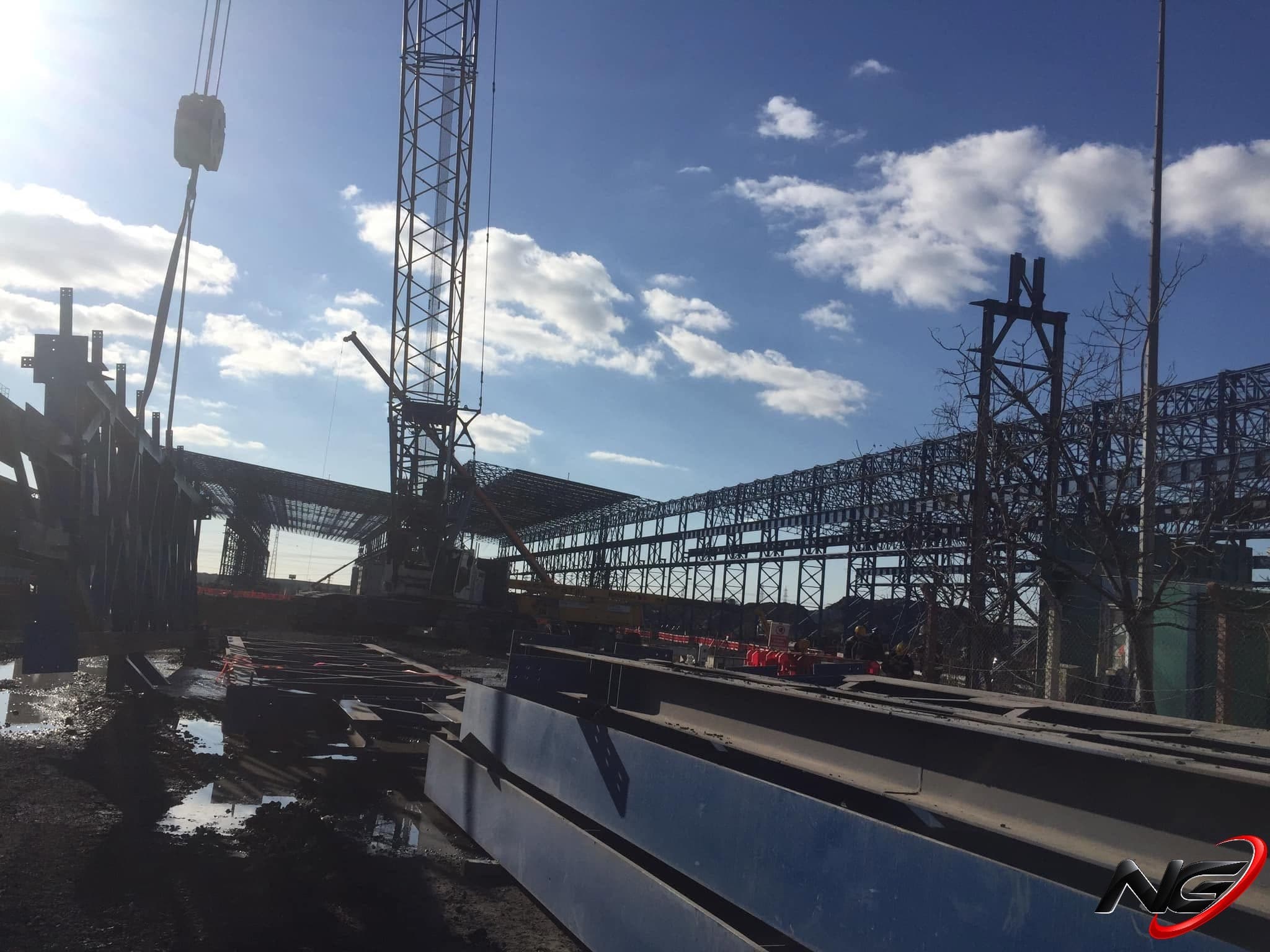 Stahlbauteile und Turmdrehkran