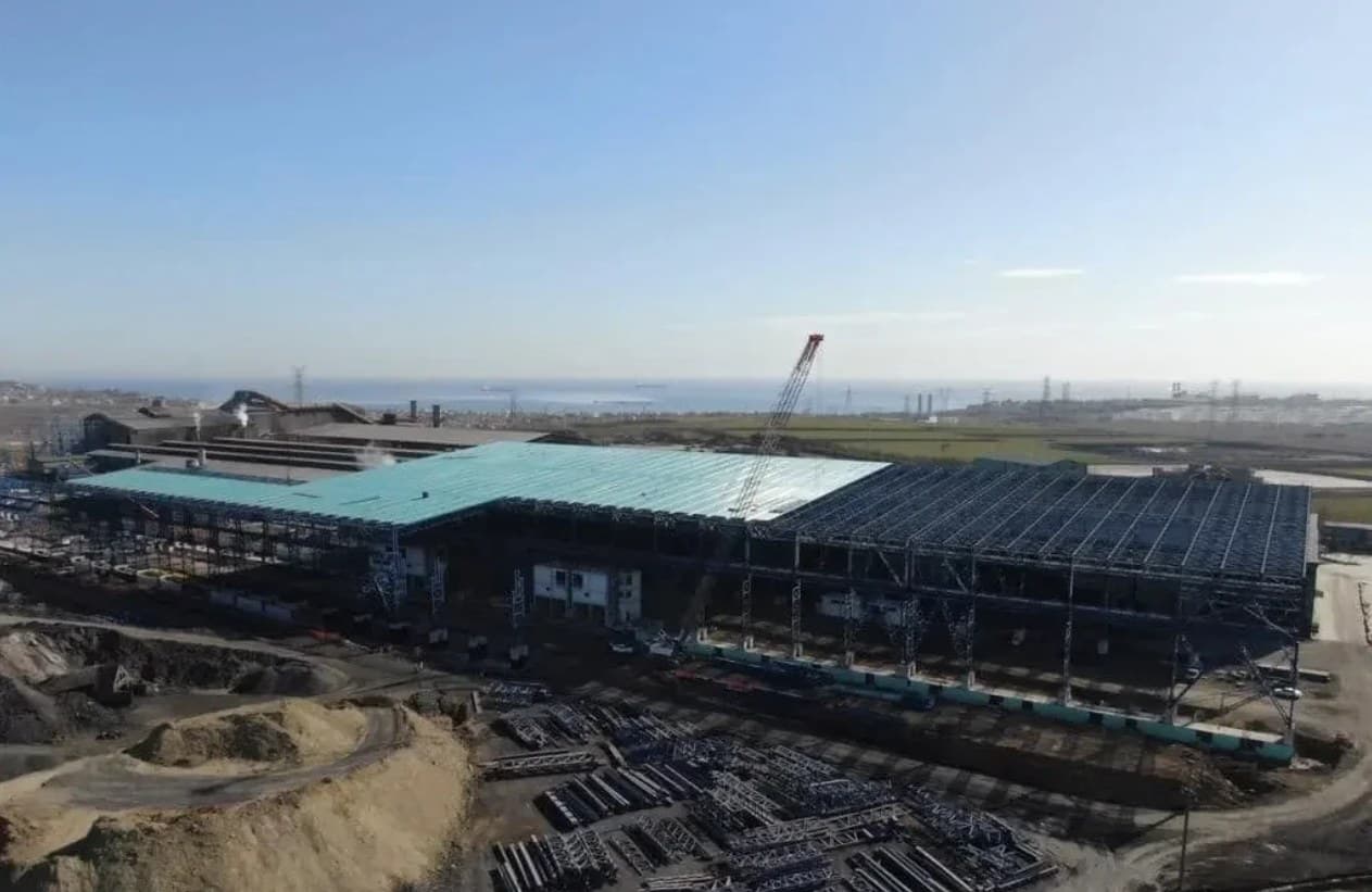 Roof being clad with panels and steel members in stock at the Kaptan Çelik plant in Tekirdağ