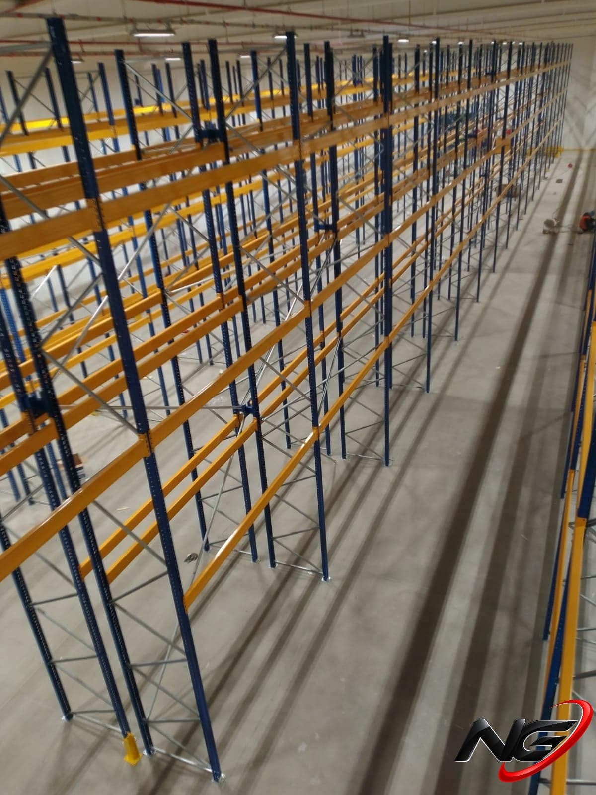 Blau-gelbe Palettenregale im Sütaş-Werk in Bingöl