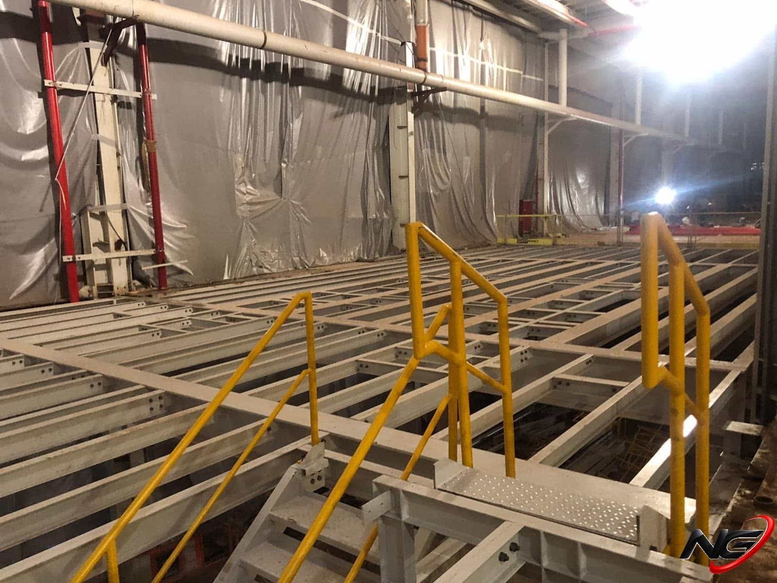Montage von Stahlbühnen und Geländern im Ford-Otosan-Werk Gölcük