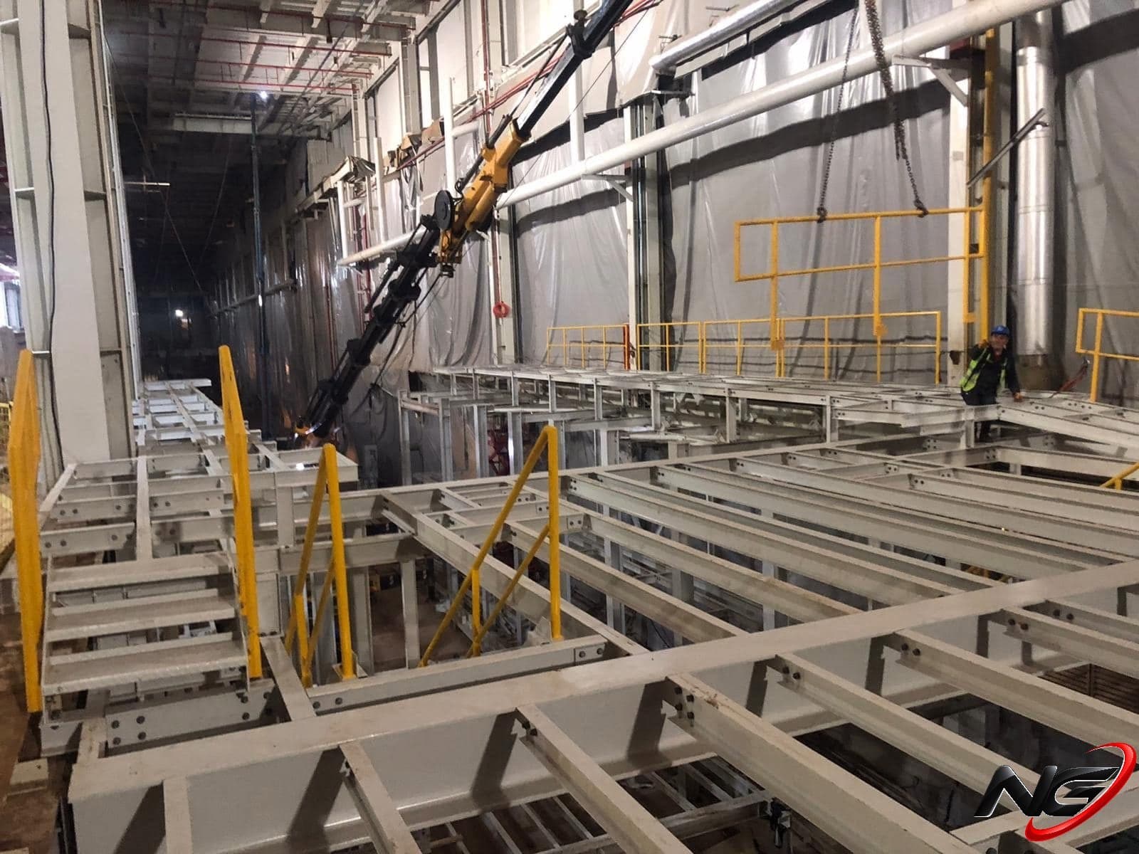 Kranmontage einer Stahlbühne im Werk