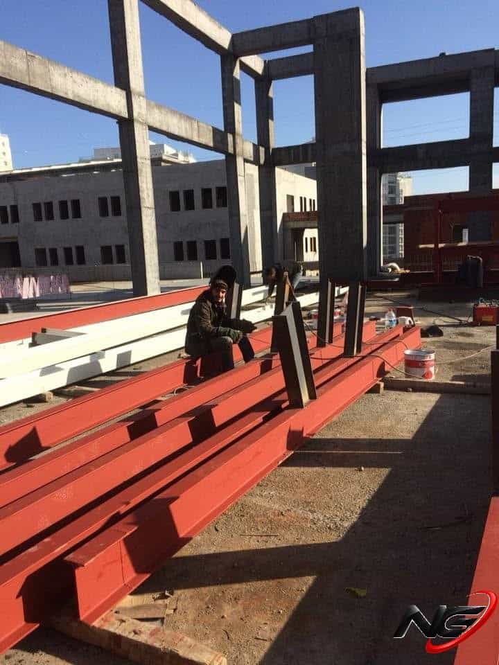 Preparing steel beams and columns for a pharmaceutical plant's canteen building